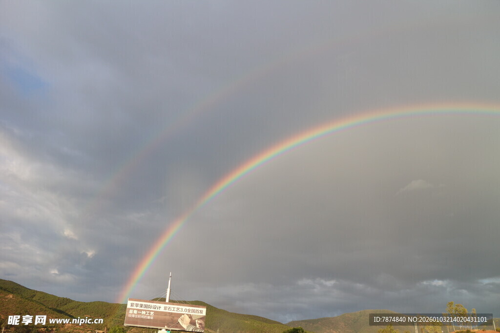 山间彩虹下的美丽建筑