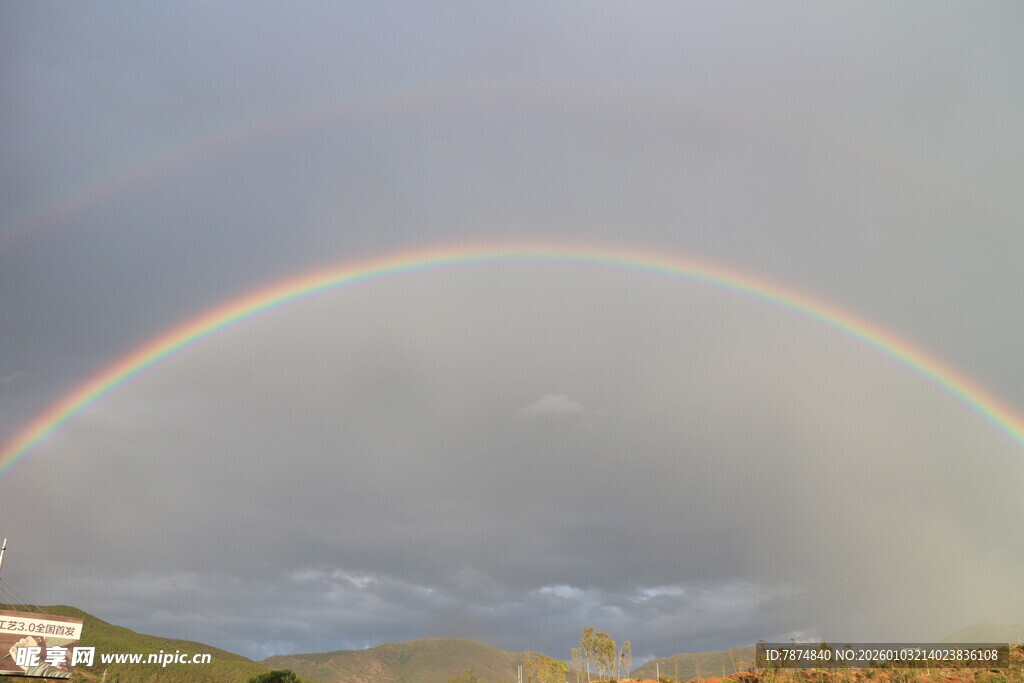 天空中绚丽的彩虹景观