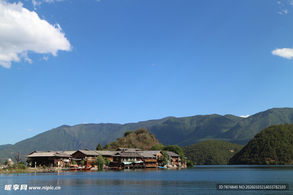 湖畔古村落 青山碧水间