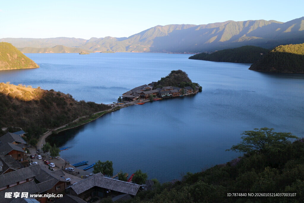 美丽湖景与周边山峦风光