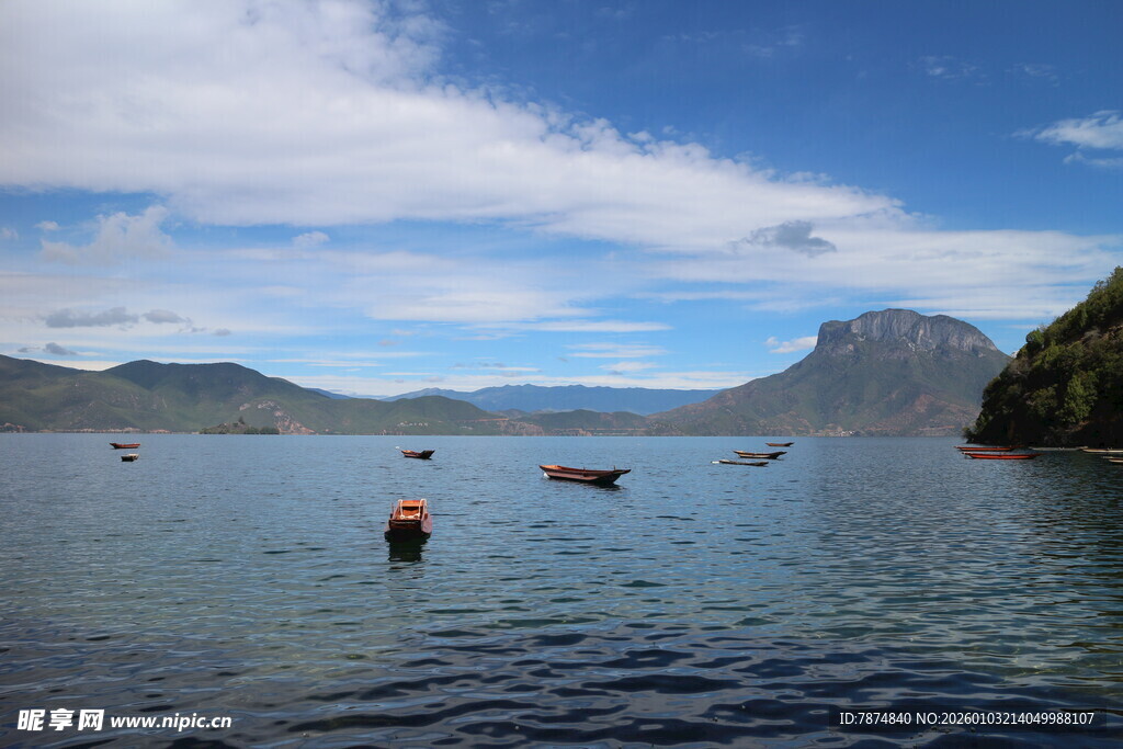 宁静湖面与远处山峦