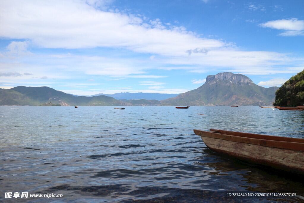 湖畔小船与远处山峦美景