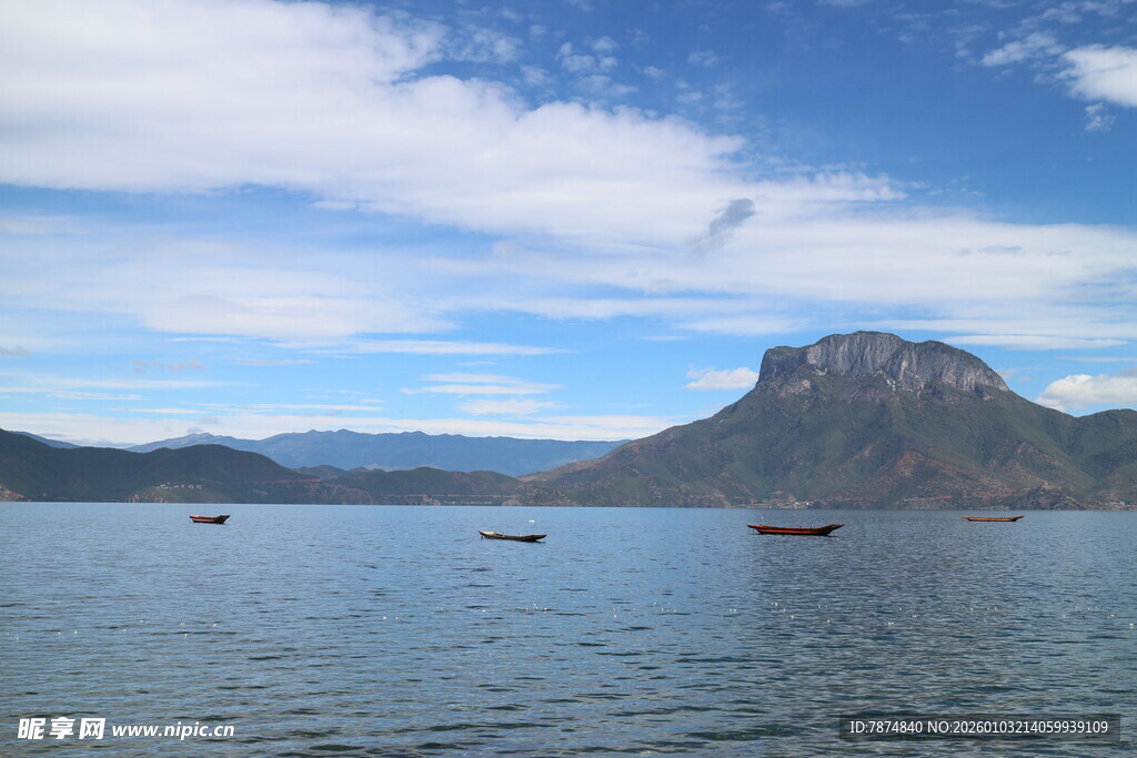 湖光山色中的静谧小船