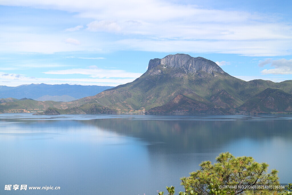 宁静湖景与巍峨山峰
