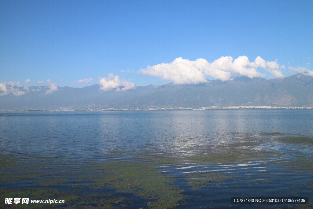宁静湖景与远处雪山