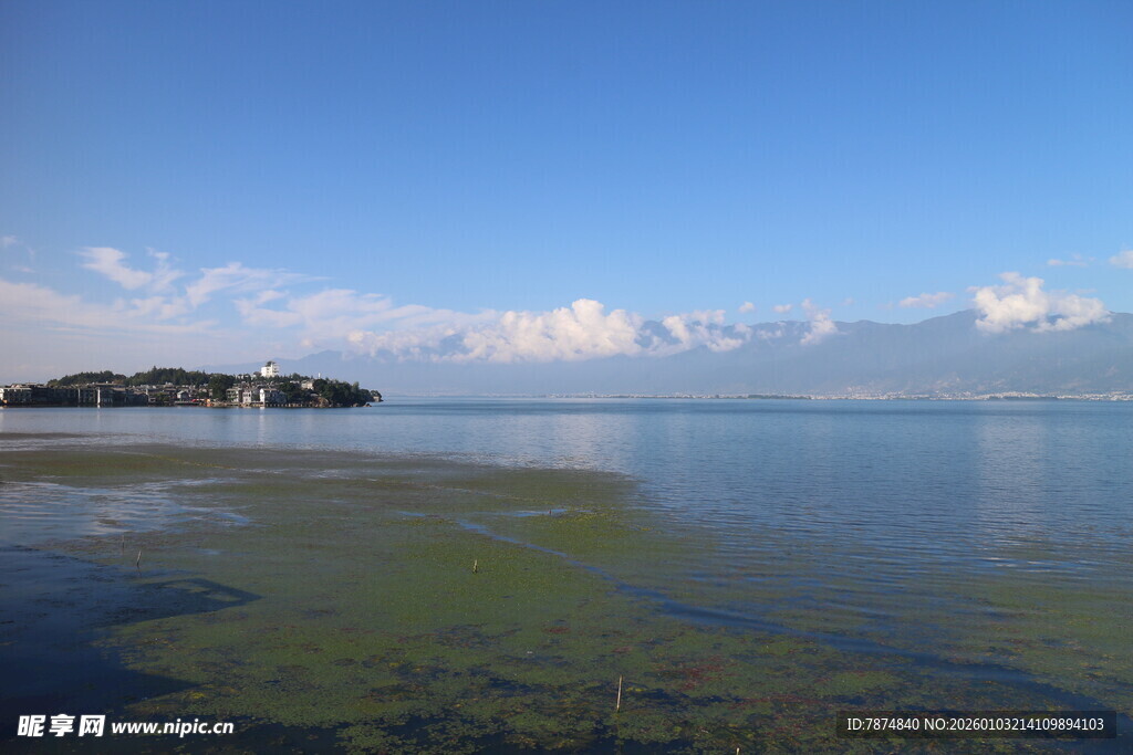 宁静湖景 天边白云悠悠