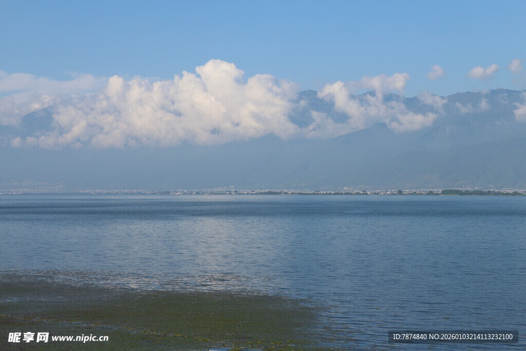 湖畔蓝天与白云美景