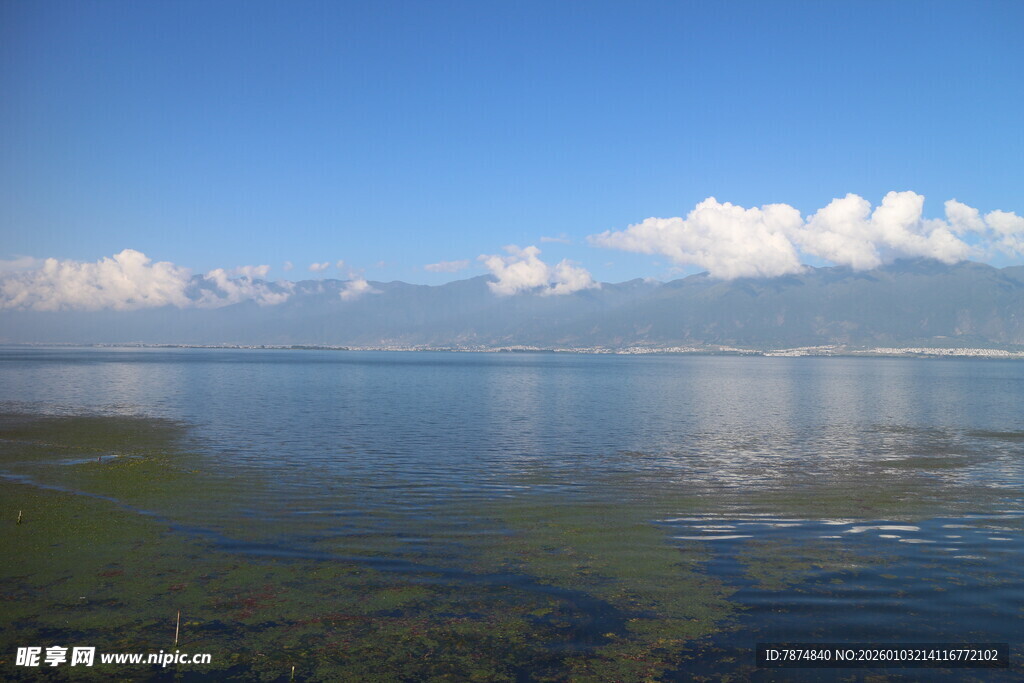 宁静湖面与远处蓝天白云