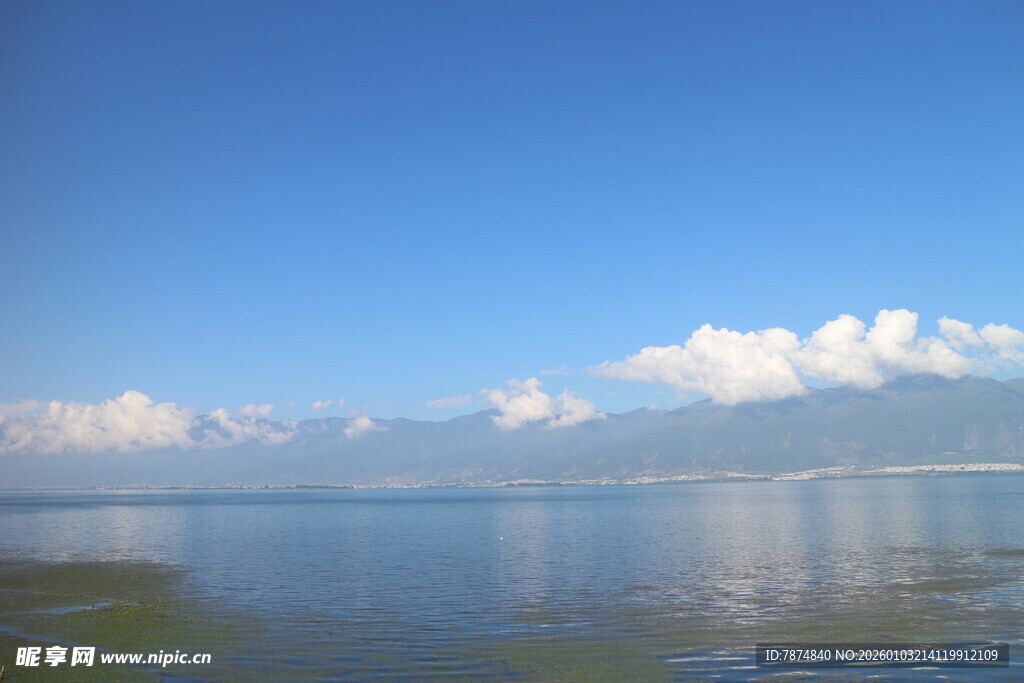蓝天碧水间的宁静湖景