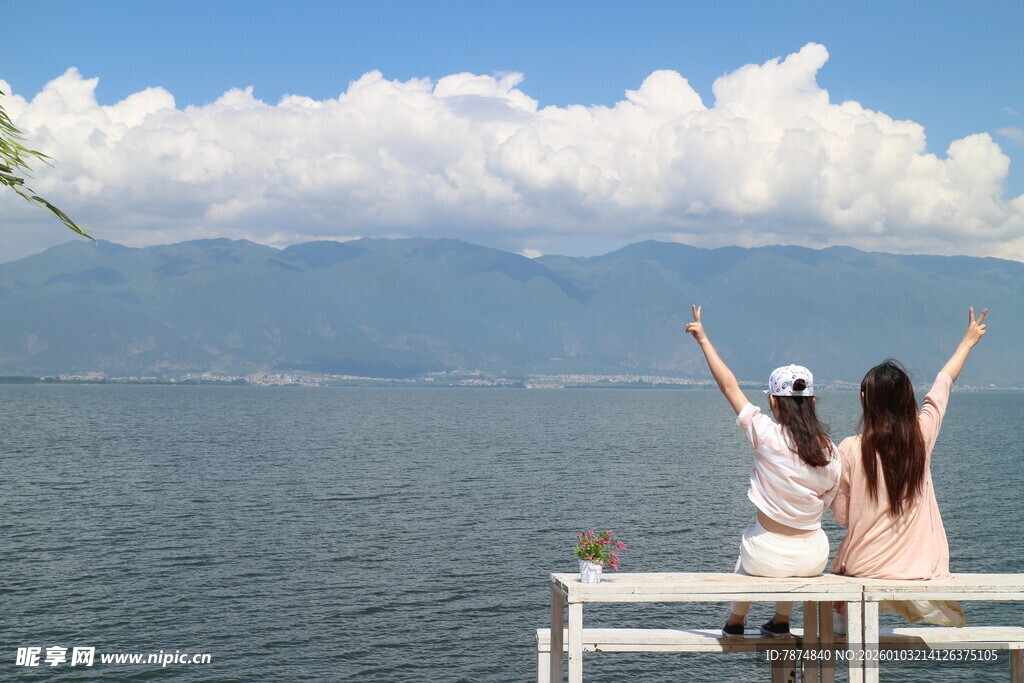 情侣赏湖景 惬意美好