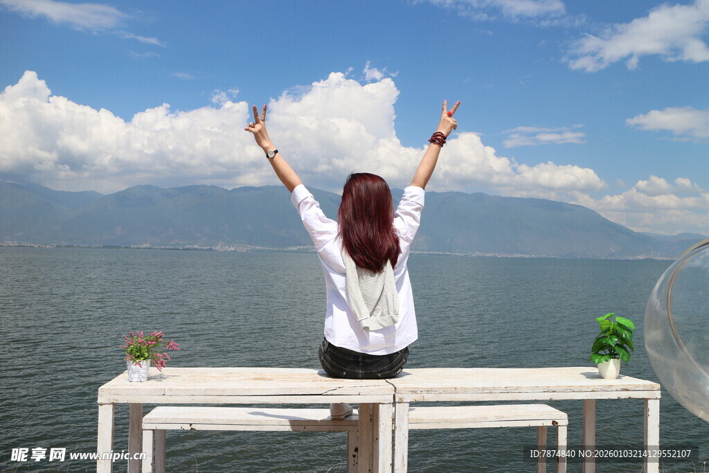 女子高台舒展拥抱好风景