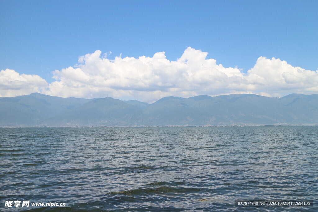 蓝天碧水间的壮阔湖景