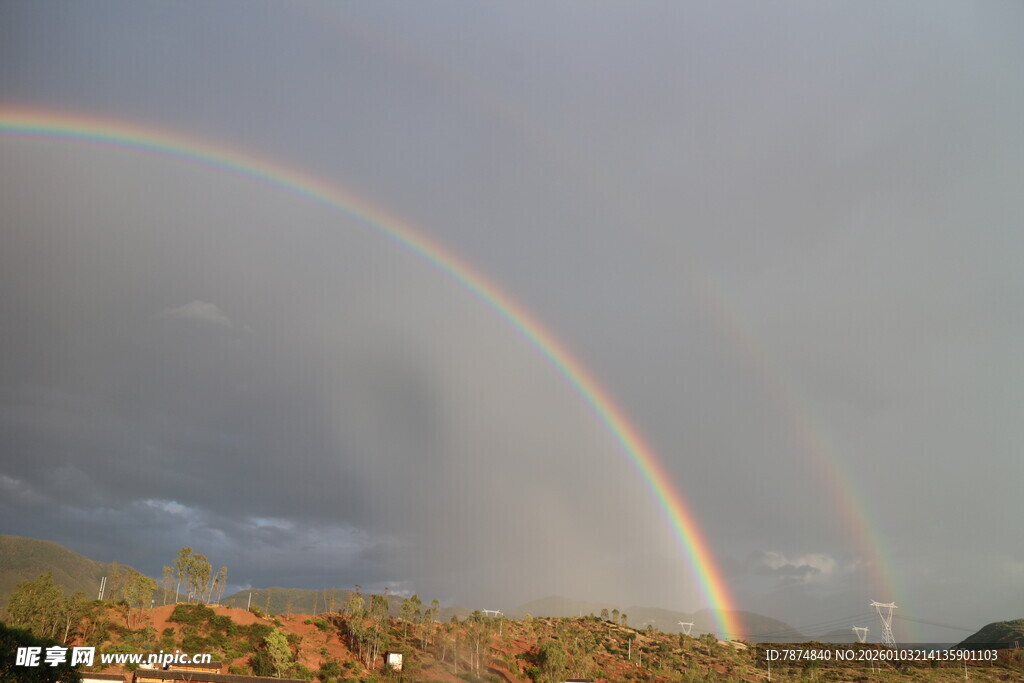 天空中绚丽的双彩虹景观