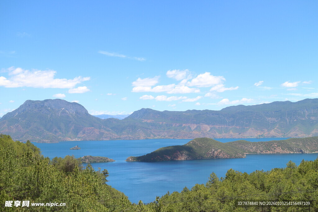 青山碧水间的秀丽湖景