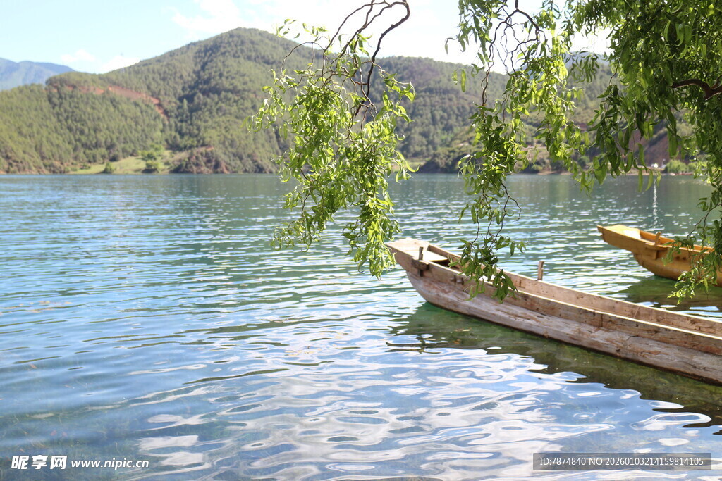 湖畔小舟 静享山水之美