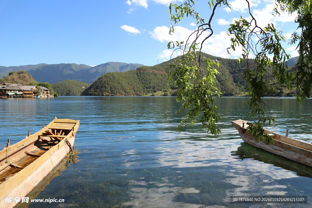 湖畔木舟 宁静山水风光