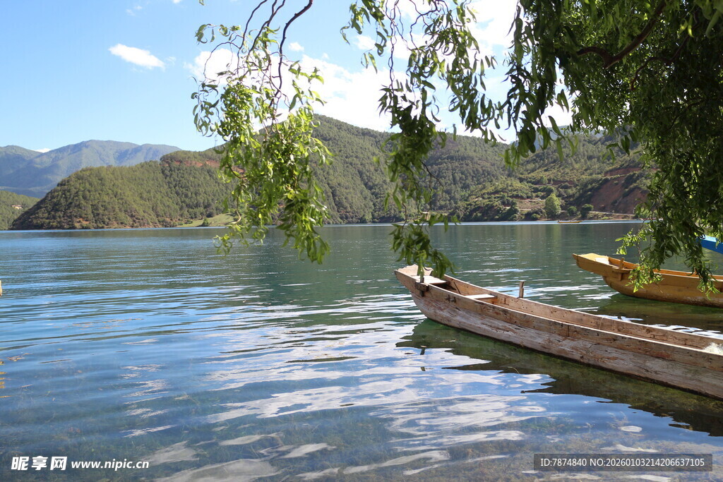 湖畔轻舟 静享自然之美