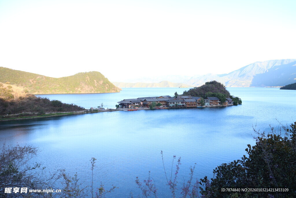 宁静湖景中的山间村落