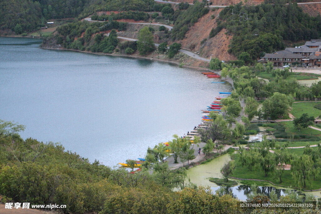 湖畔风光 绿树环绕的宁静景致