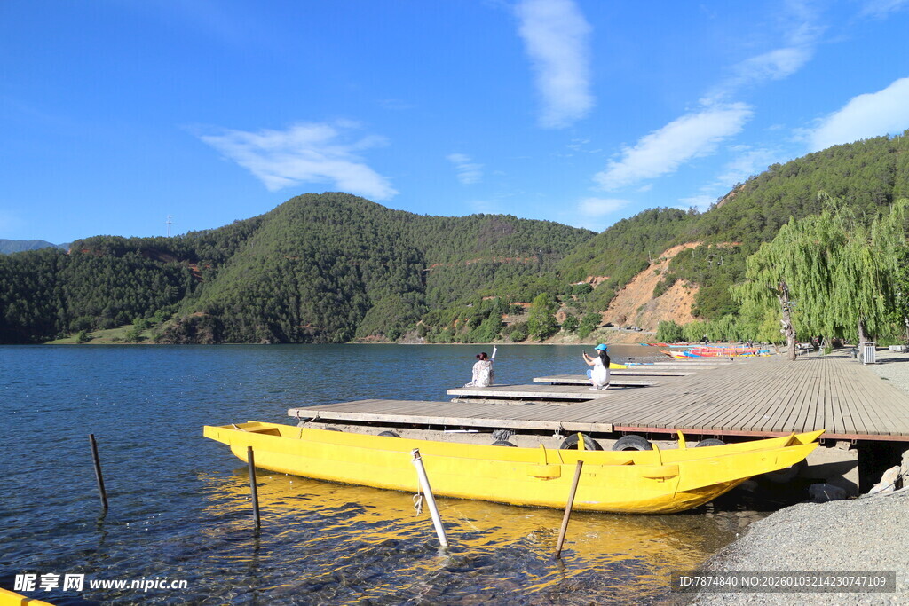湖畔黄色小船停靠码头