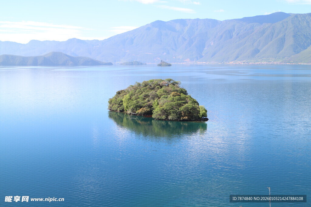 湖中小岛的静谧风光