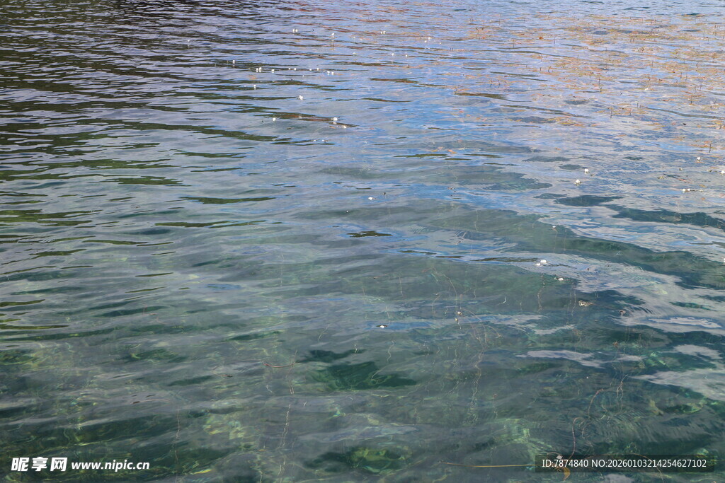 波光粼粼的清澈水面