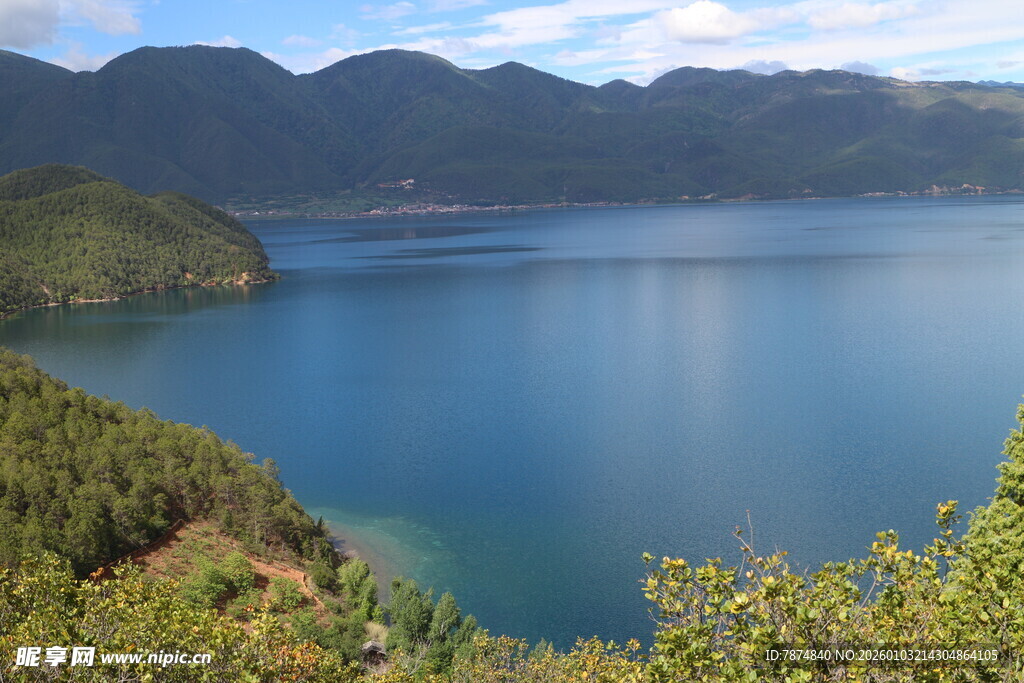 美丽湖景与青山相依