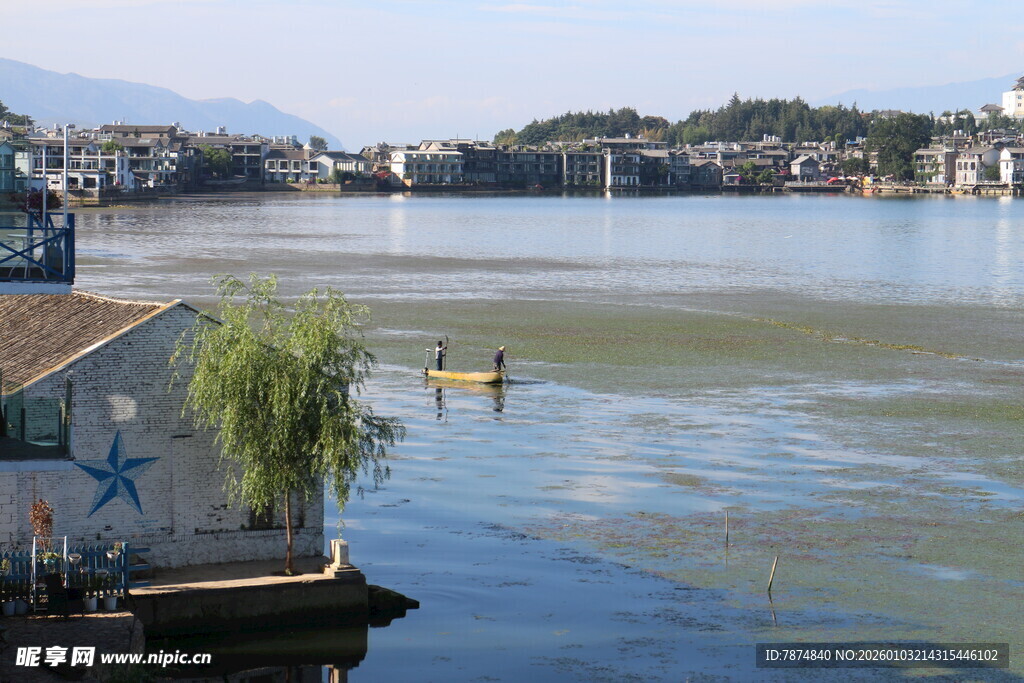 湖畔小船景 悠然水乡情
