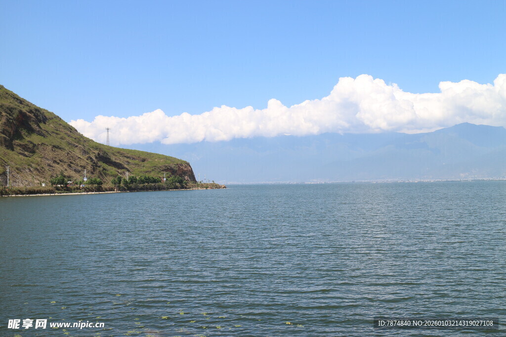 湖畔风光 远山与蓝天相伴