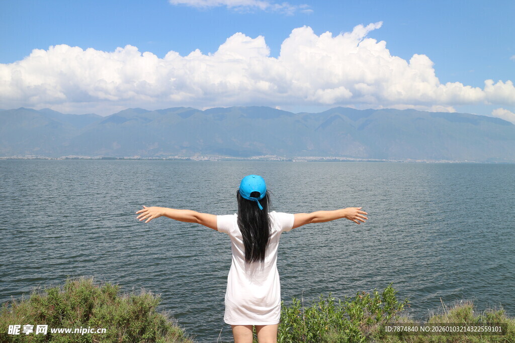 女孩海边展臂拥抱大自然