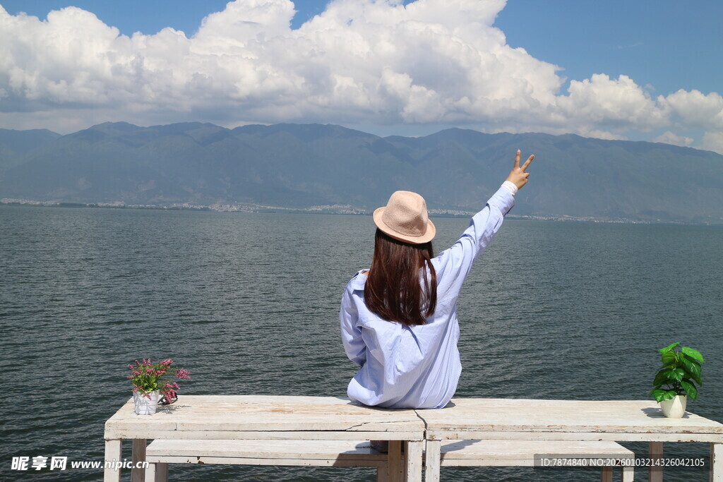 女子倚栏向远方