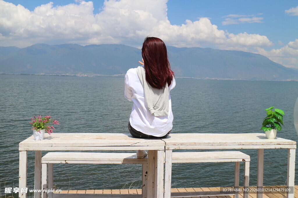 女孩独坐赏景的静谧时刻