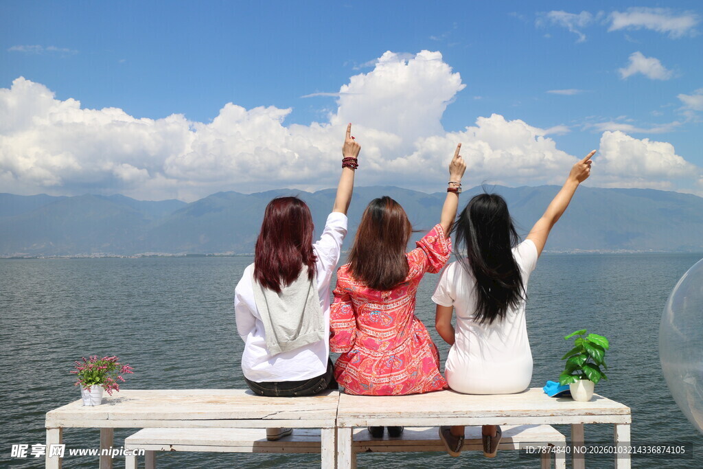 三女孩赏景欢呼美好瞬间