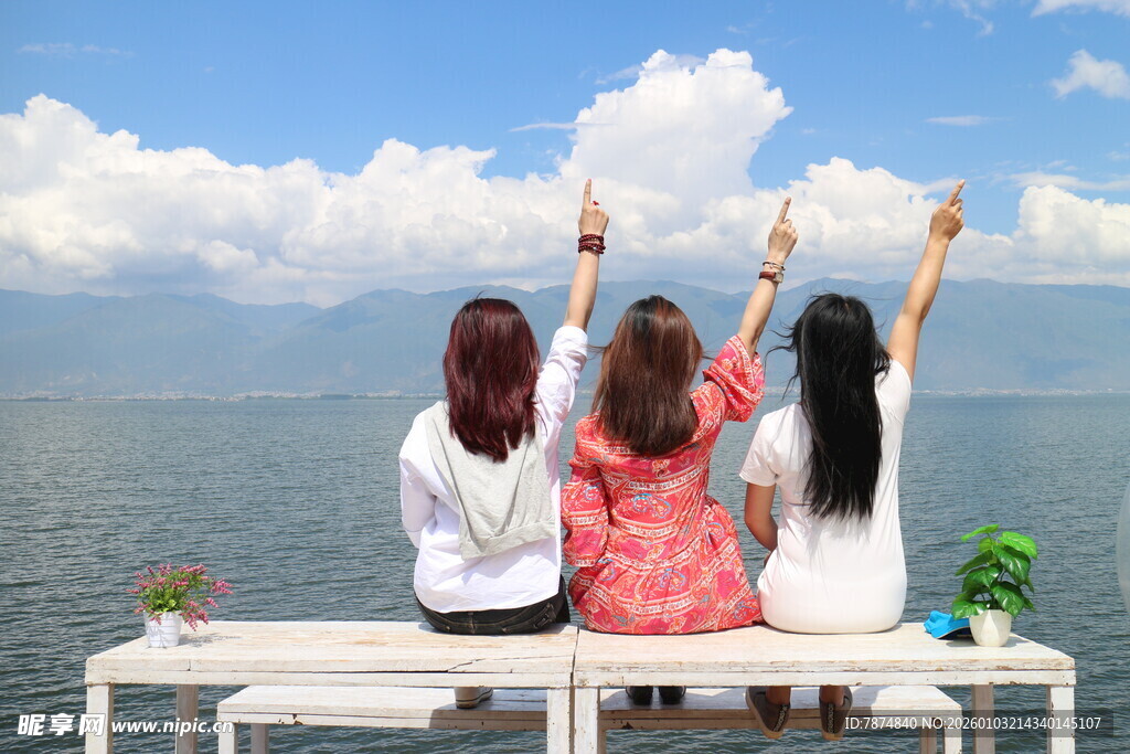 三女孩海边长椅惬意赏景