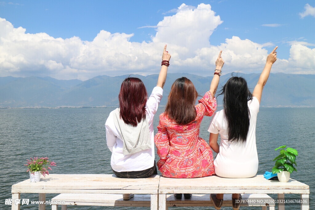 女孩们海边长椅惬意赏景