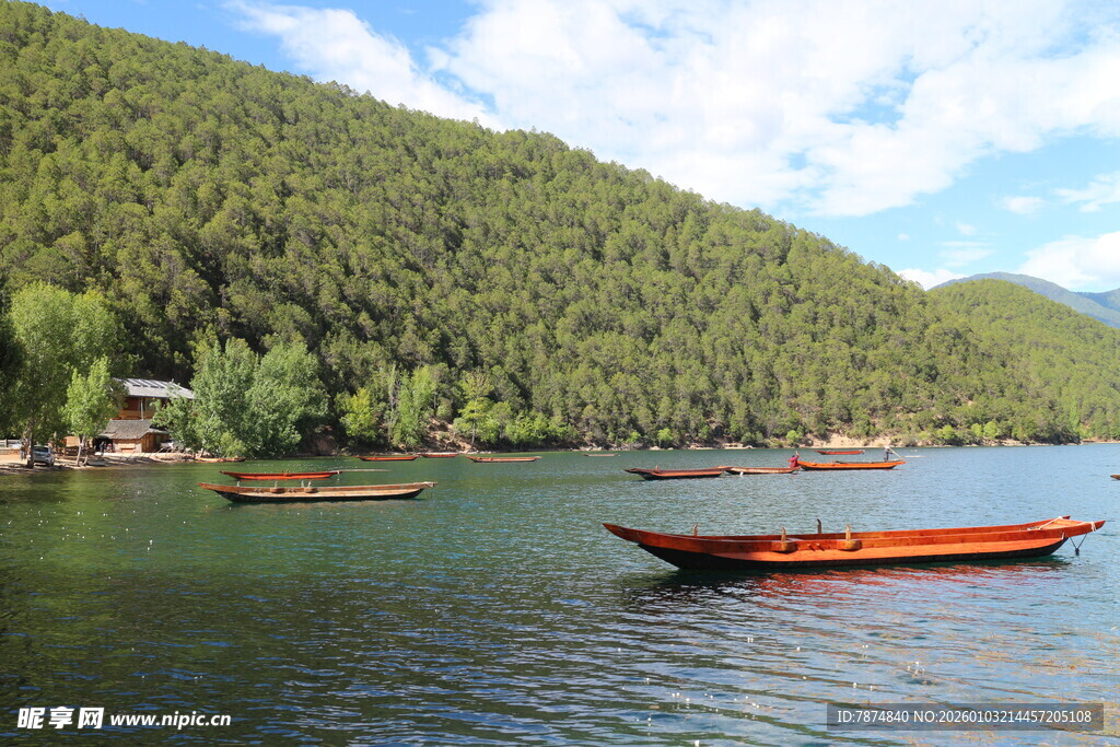 青山绿水间的泛舟景致