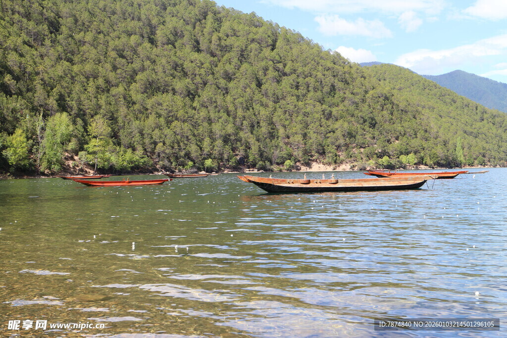 湖畔木舟伴青山美景