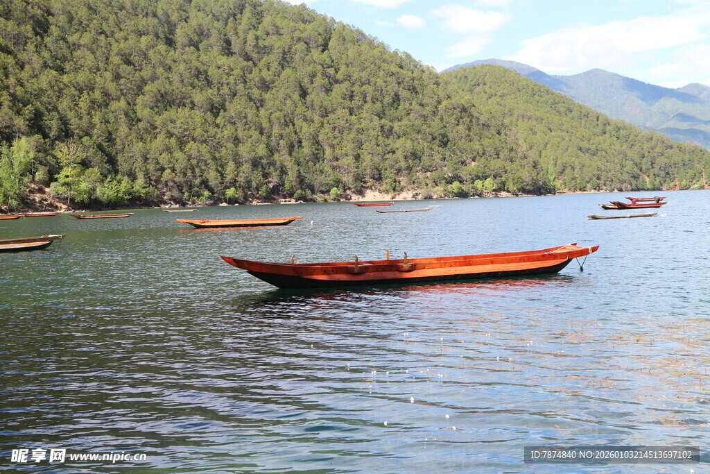 湖中小船伴青山美景