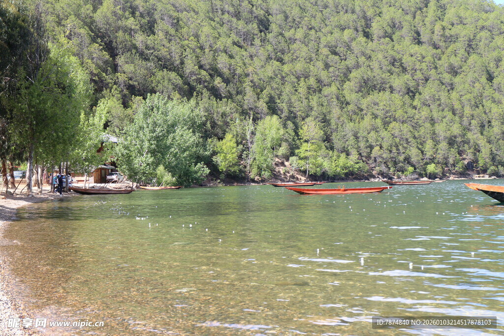 湖畔风光 小船静泊于岸边