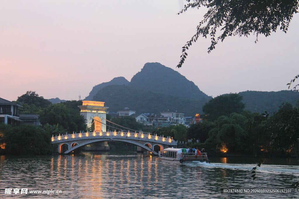 黄昏下的山水桥景