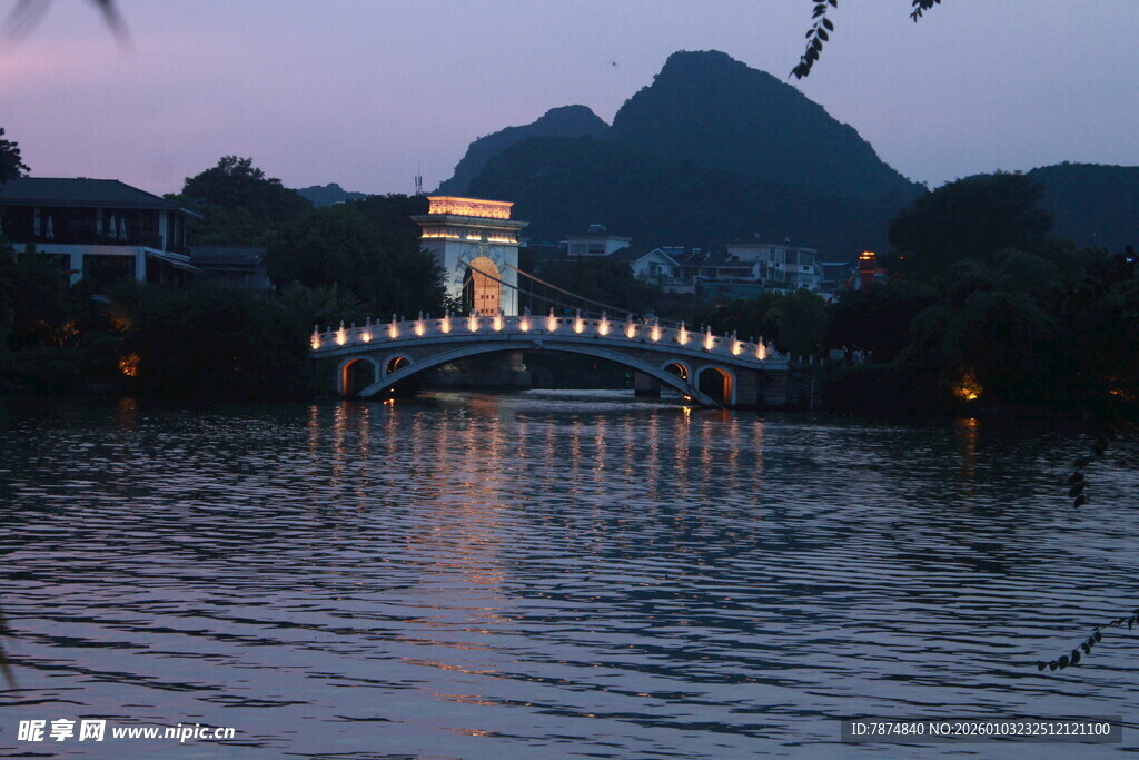 湖畔灯火桥景 远山暮色