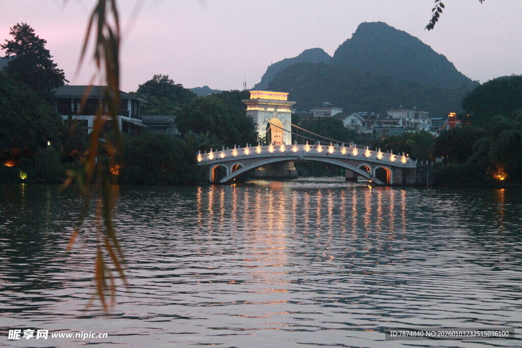 黄昏下的山水桥景