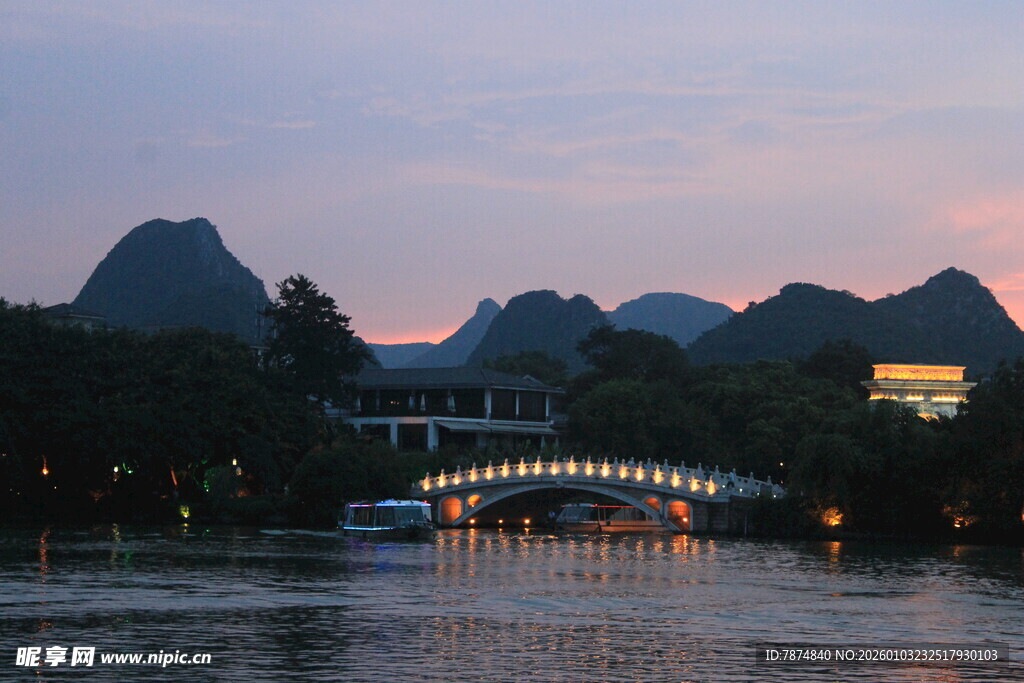 漓江暮色中的桥与山水