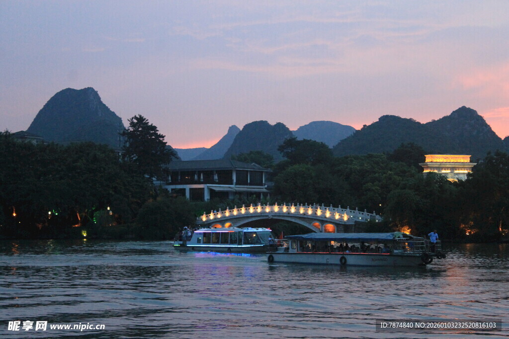 漓江暮色中的游船与桥景