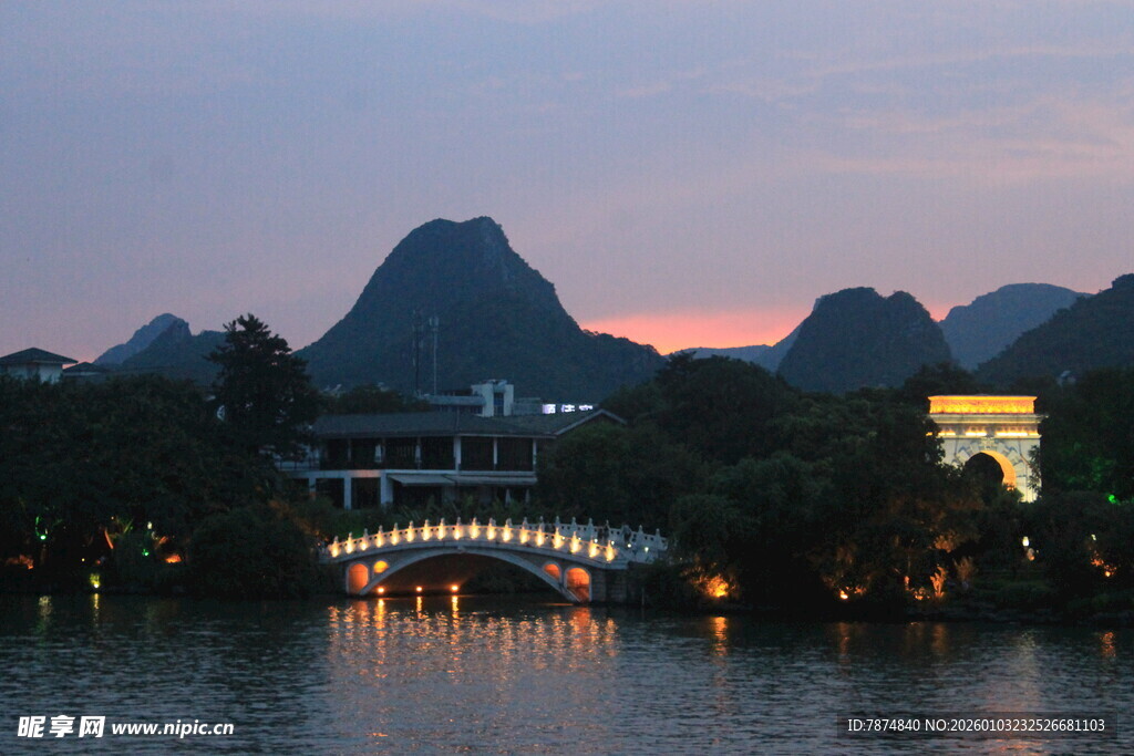 桂林山水夜景中的桥景