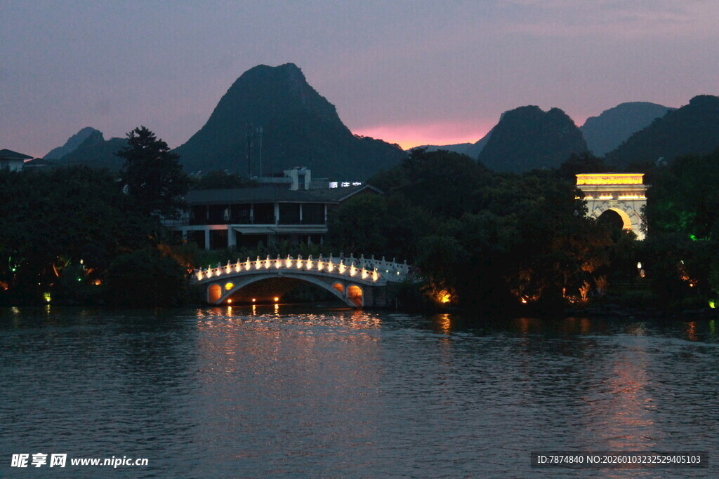 黄昏下的山水桥景