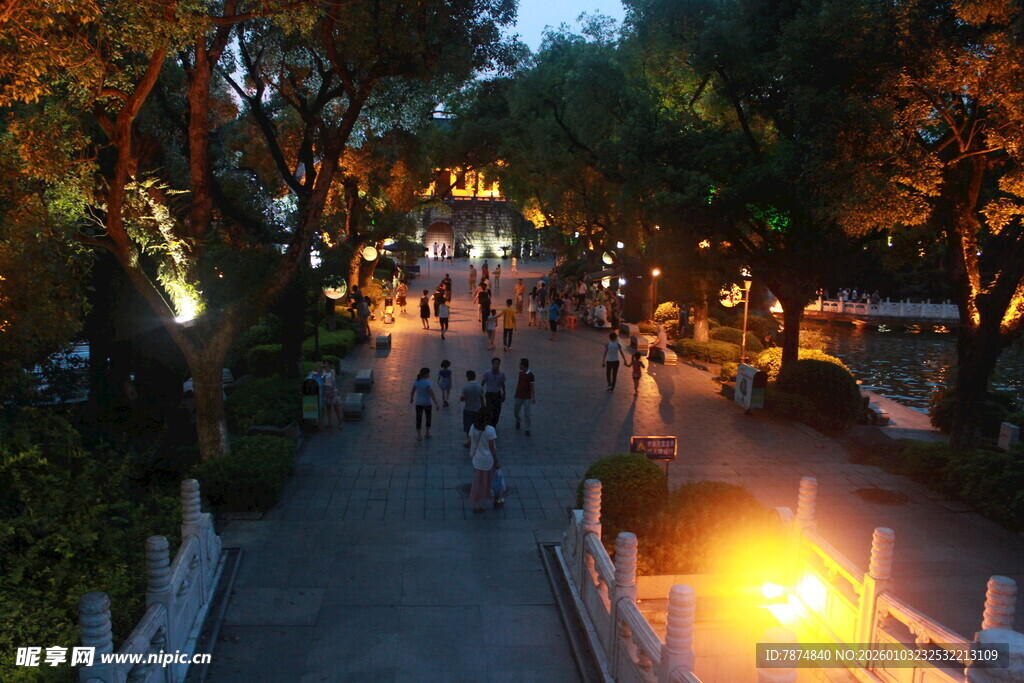 夜晚公园的热闹步道