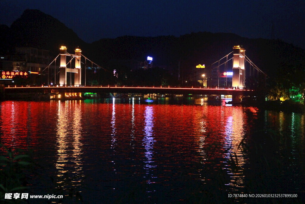 夜晚绚丽灯光下的桥梁景观