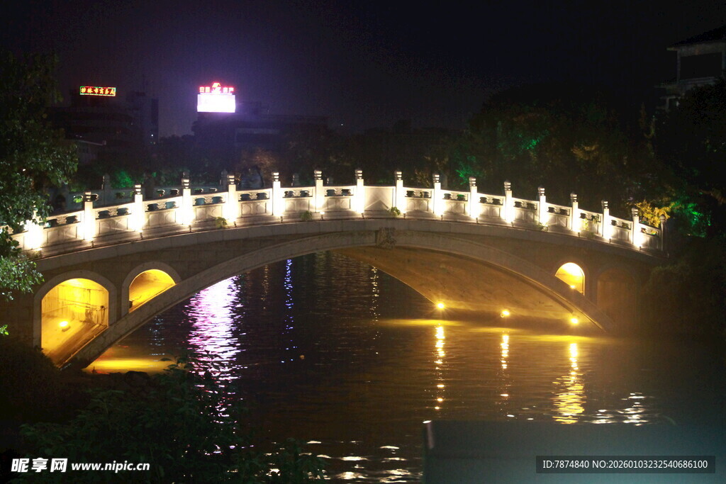 夜晚桥上灯光璀璨美景