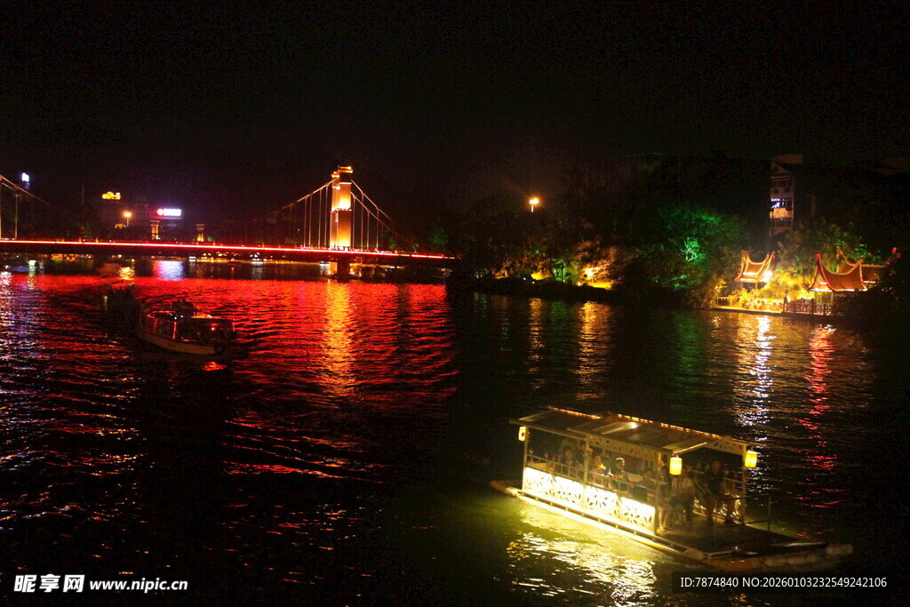 夜晚河畔游船的绚丽景致